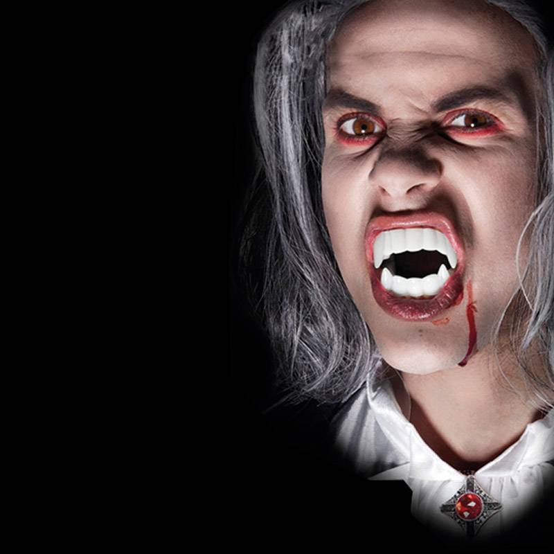 Dentier de vampire avec du faux sang